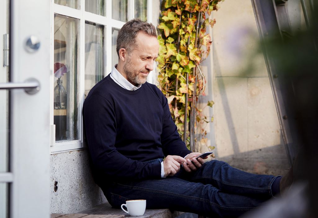 Relief Tinnitus app man using smartphone