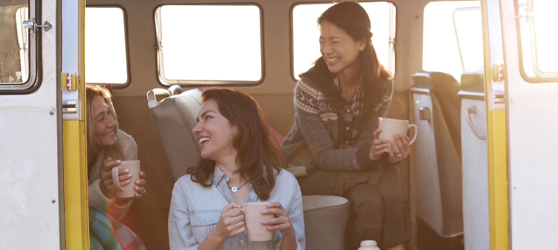 ReSound Frauen im Auto lachend